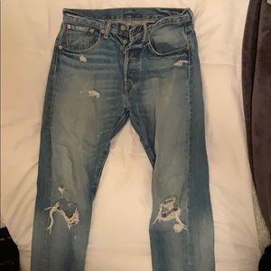 Distressed Levi Jeans Medium wash